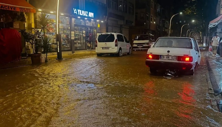 Çınarcık Deresinin taşma anı kamerada
