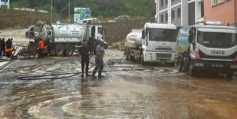 Çınarcık Deresinin taşma anı kamerada