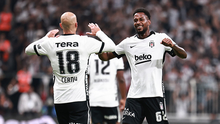 Sıra dışı bir futbol oynadı, sahanın yıldızıydı