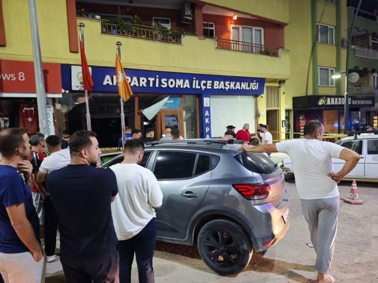 Trafik kazasında otomobil AK Parti ilçe başkanlığı binasına girdi