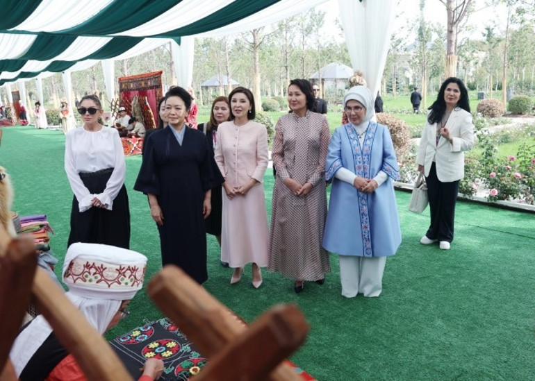 Emine Erdoğan, Kırgızistanda lider eşleriyle bir araya geldi