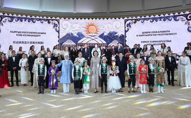 Emine Erdoğan, Kırgızistanda lider eşleriyle bir araya geldi