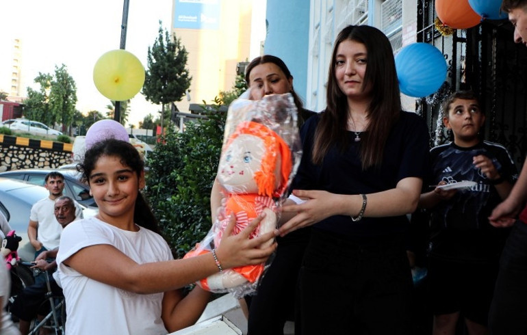 Adanada 12nci kattan düşüp hayatta kalan Ecrin, düştüğü noktada çocuklara pasta kesti
