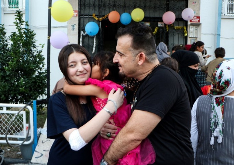 Adanada 12nci kattan düşüp hayatta kalan Ecrin, düştüğü noktada çocuklara pasta kesti