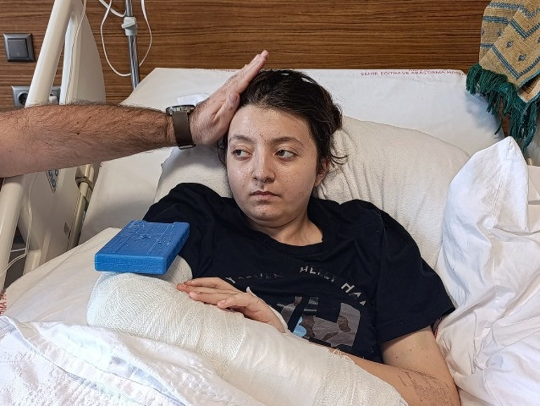 Adanada 12nci kattan düşüp hayatta kalan Ecrin, düştüğü noktada çocuklara pasta kesti