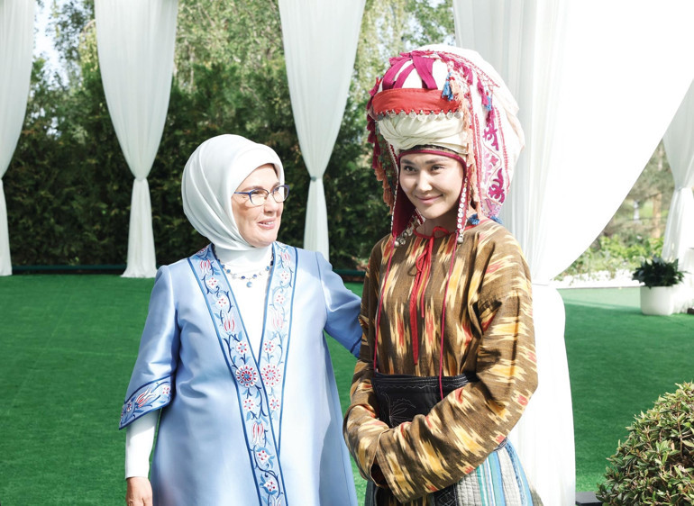 Lider eşleriyle buluşmada Kırgız kültürü