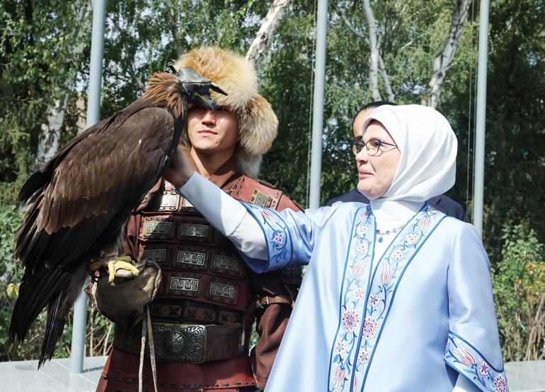 Lider eşleriyle buluşmada Kırgız kültürü