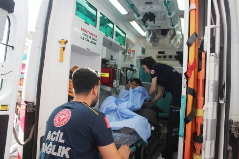 Arıdan korkup düşünce koluna demir saplandı
