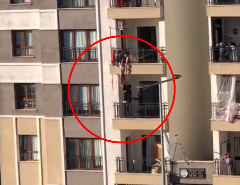 Balkondan düşmek üzere olan kız çocuğunu katları tırmanarak kurtardı… O anlar kameraya böyle yansıdı