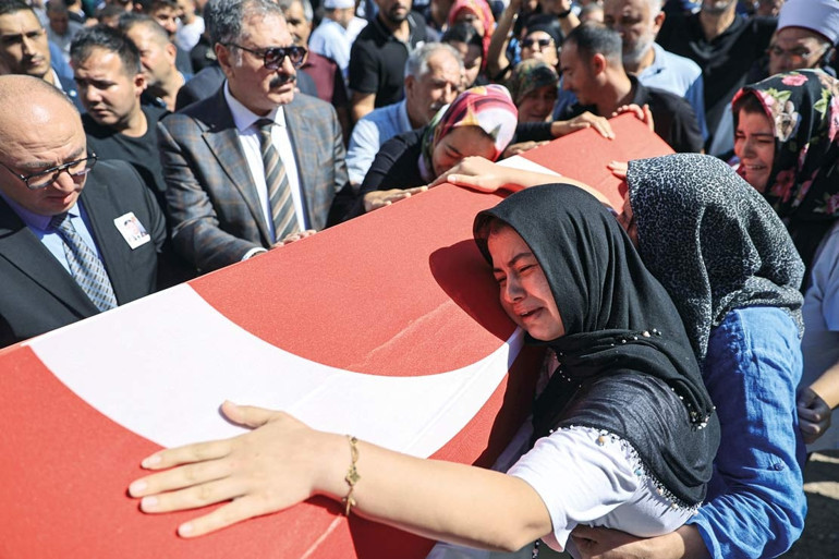 TCG Işın ve Alemdar 550 metrede… Enkaza ulaşıldı, 1 cenaze çıkarıldı