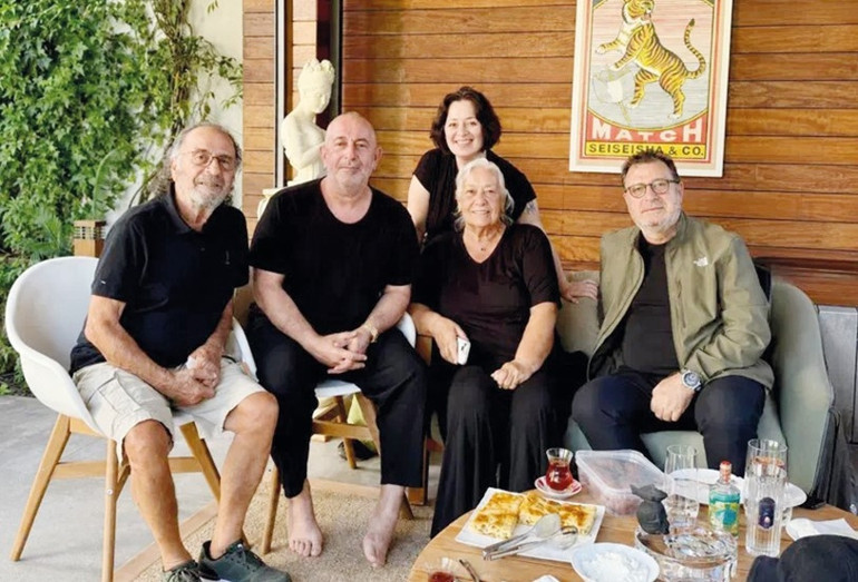 Cem Yılmaz’ın önündeki börekler