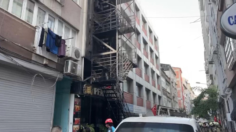 Son dakika... Bakırköyde bir otelde yangın çıktı Çok sayıda kişi tahliye edildi