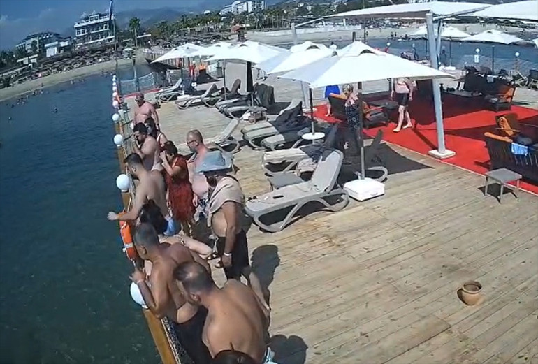 Antalyada korkunç olay İskeleden sığ suya balıklama atlayan tatilci hayatını kaybetti