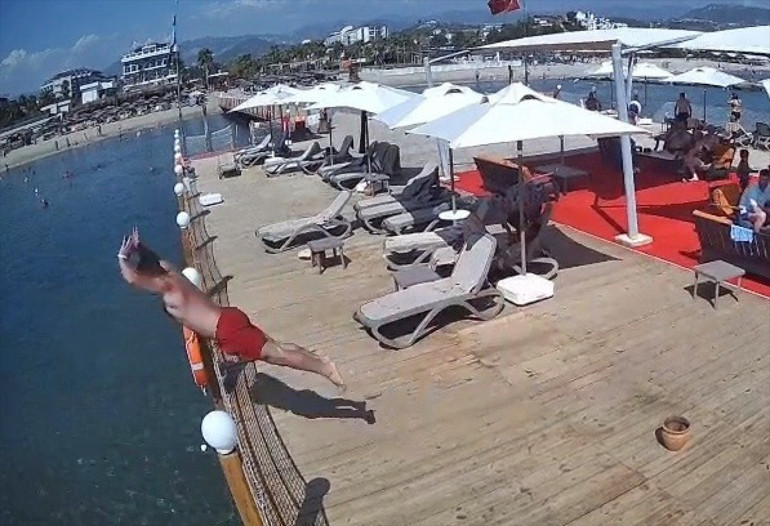 Antalyada korkunç olay İskeleden sığ suya balıklama atlayan tatilci hayatını kaybetti