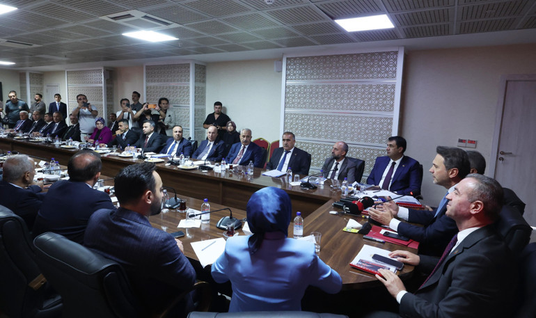 Bakan Bayraktar’dan Hakkari’de dikkat çeken mesaj: Bütün illerimizi yıldız gibi parlatacak