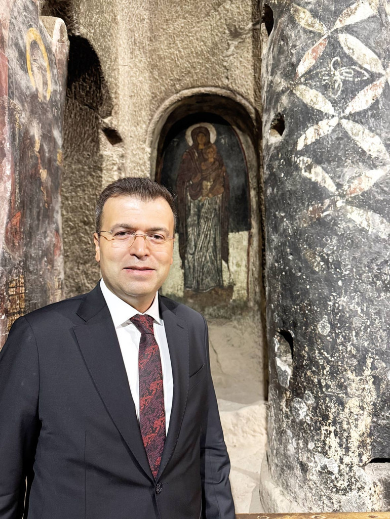 Tarihi Manastır’da 63 yıllık tartışma gülen Meryem Ana ‘fırça’ oyunu mu