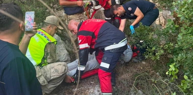  Düşüp mahsur kalan genci jandarma buldu