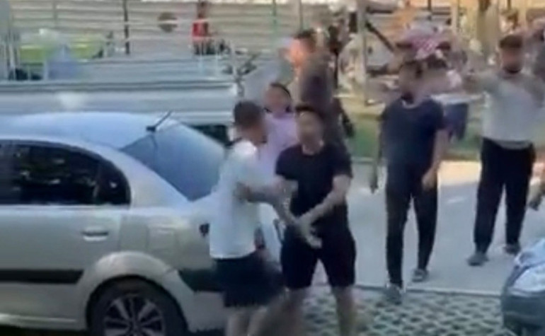 Bursada piknik parkında iki ailenin tekme tokat kavgası kamerada