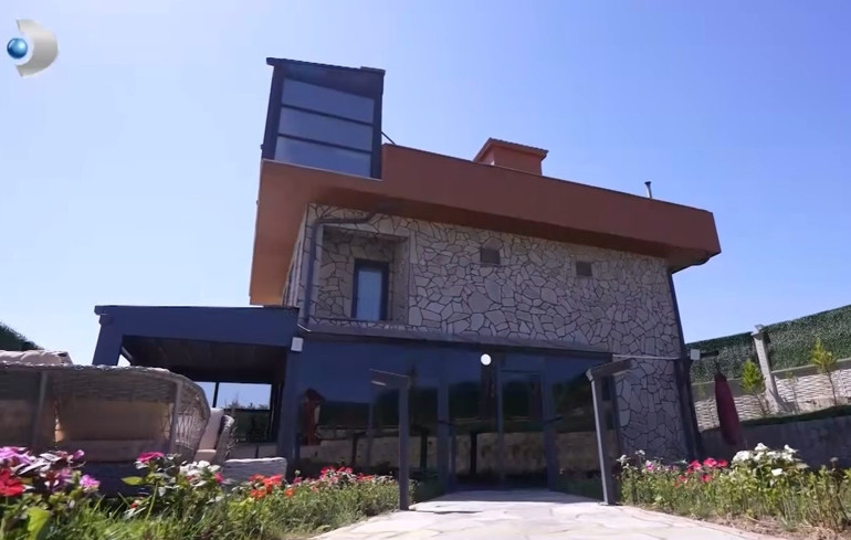 Asena’nın çiftlik evi... Bahçesinde sebze meyvesini kendi yetiştiriyor