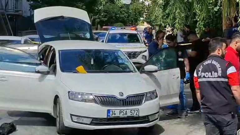 İstanbul’da seyir halindeki otomobile kurşun yağdı: Araçta 28 mermi izi, 1 ölü