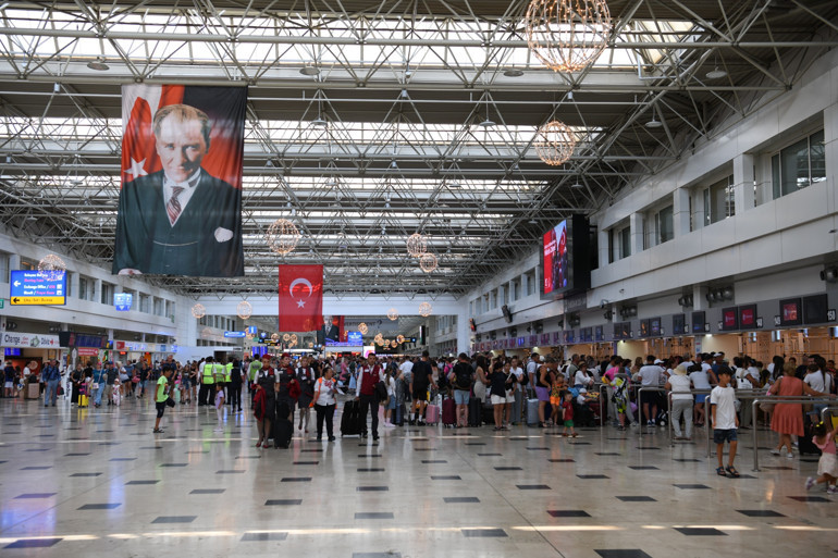 İstanbul ve Antalya havalimanları 8 ayda Türkiye’yi geride bıraktı