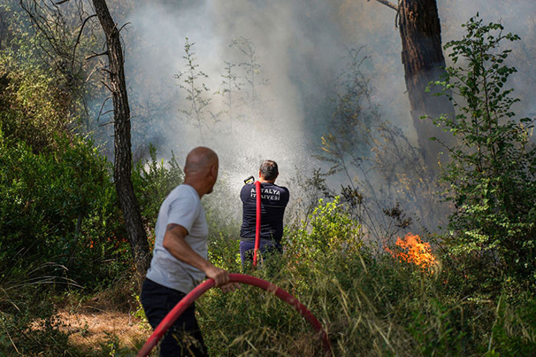 Adana, Antalya ve Mersinde orman yangınları... Kozandaki yangın yayılıyor Alevler mahallelere sıçradı, evler tahliye edildi | 1 can kaybı