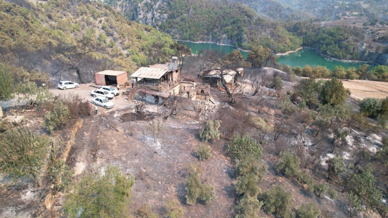 Adana, Antalya ve Mersinde orman yangınları... Kozandaki yangın yayılıyor Alevler mahallelere sıçradı, evler tahliye edildi | 1 can kaybı