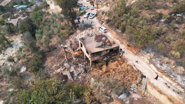 Adana, Antalya ve Mersinde orman yangınları... Kozandaki yangın yayılıyor Alevler mahallelere sıçradı, evler tahliye edildi | 1 can kaybı