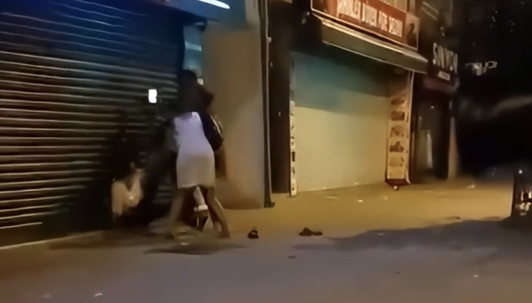 Sokak ortasında kız arkadaşını darbetti, şikayetçi olmayınca serbest kaldı