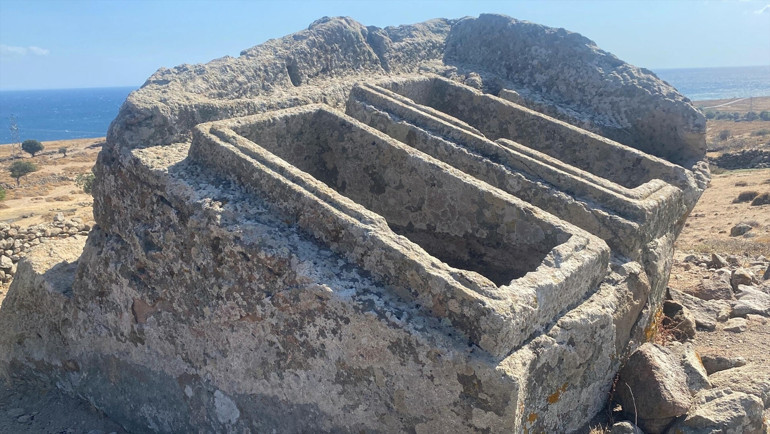 2 bin 400 yıllık Gökçeada’da kayaya oyuldu: İkiz mezarlar...