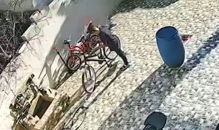 Hatayda hırsızlık kamerada: 12 yaşındaki Eymenin biriktirip aldığı bisikleti çaldılar