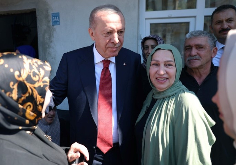 Cumhurbaşkanı Erdoğan baba ocağında komşularıyla bir araya geldi