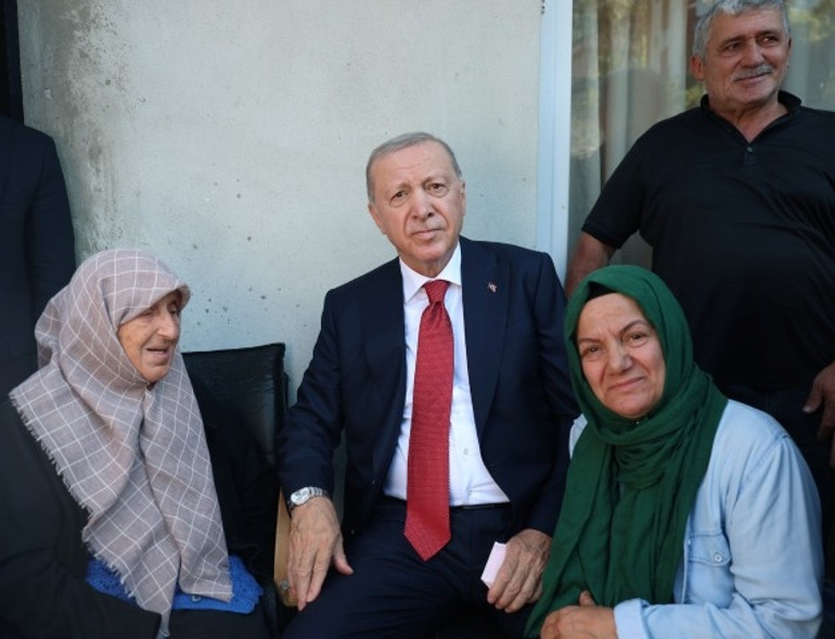 Cumhurbaşkanı Erdoğan baba ocağında komşularıyla bir araya geldi