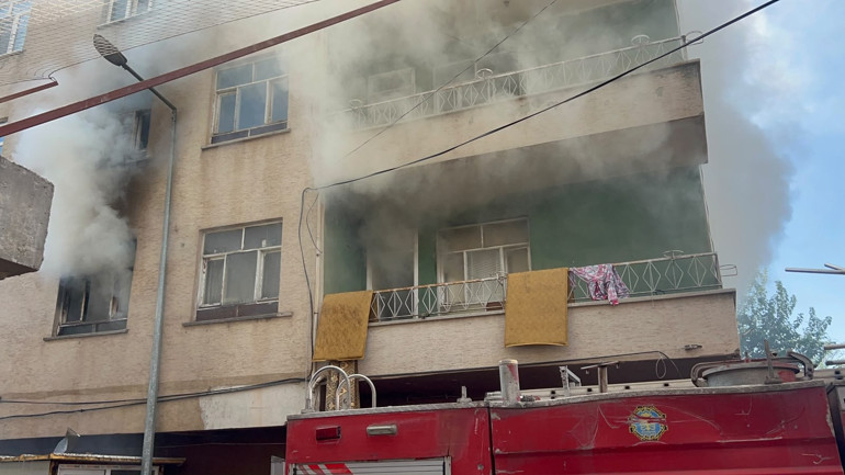 3 katlı binada alevler yükseldi Mahsur kalan kadını konteynerin üzerine çıkıp kurtardılar