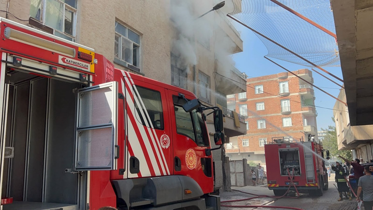 3 katlı binada alevler yükseldi Mahsur kalan kadını konteynerin üzerine çıkıp kurtardılar