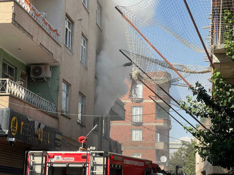 3 katlı binada alevler yükseldi Mahsur kalan kadını konteynerin üzerine çıkıp kurtardılar