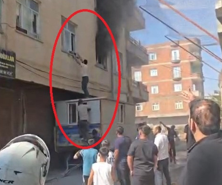 3 katlı binada alevler yükseldi Mahsur kalan kadını konteynerin üzerine çıkıp kurtardılar