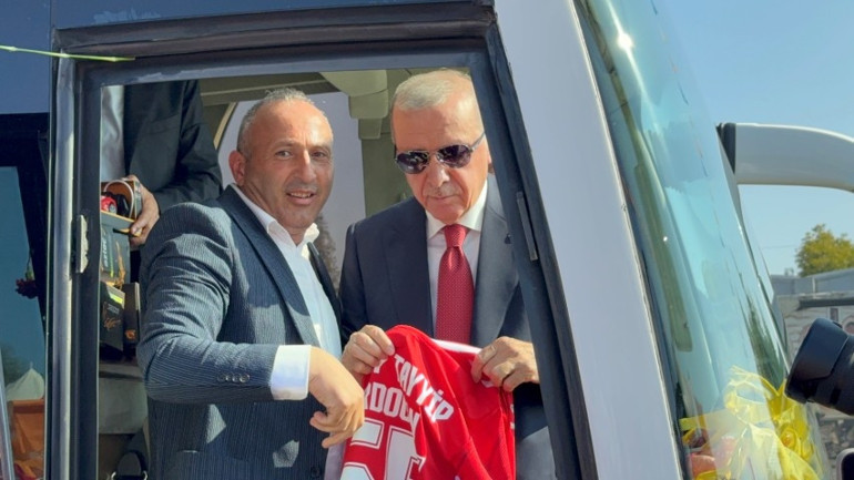 Düğün salonu yerine Cumhurbaşkanı Erdoğanı karşılamaya gittiler Genç çifti otobüse davet etti