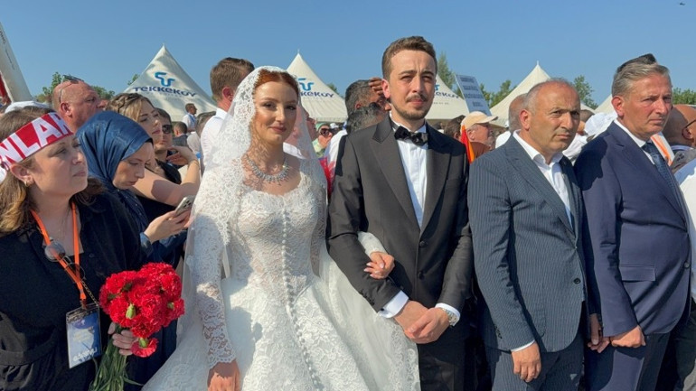 Düğün salonu yerine Cumhurbaşkanı Erdoğanı karşılamaya gittiler Genç çifti otobüse davet etti