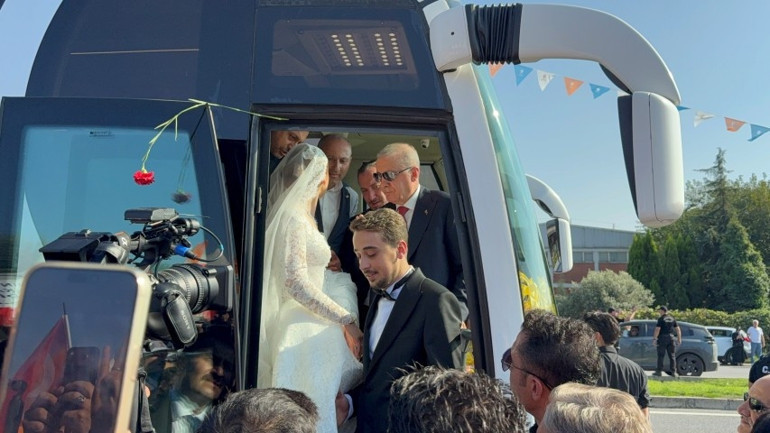 Düğün salonu yerine Cumhurbaşkanı Erdoğanı karşılamaya gittiler Genç çifti otobüse davet etti