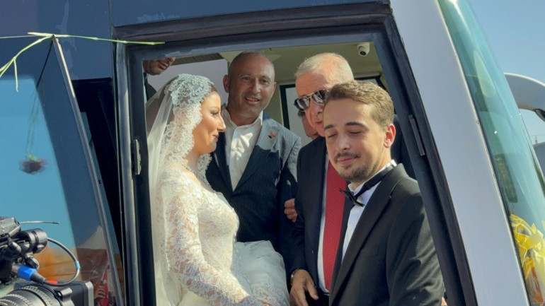 Düğün salonu yerine Cumhurbaşkanı Erdoğanı karşılamaya gittiler Genç çifti otobüse davet etti