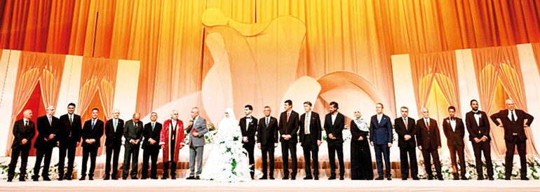 Bülent Arınç’tan Melih Gökçek’e düğün kıyağı