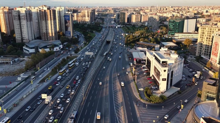 İstanbulda trafik yoğunluğu Günün erken saatlerinde başladı