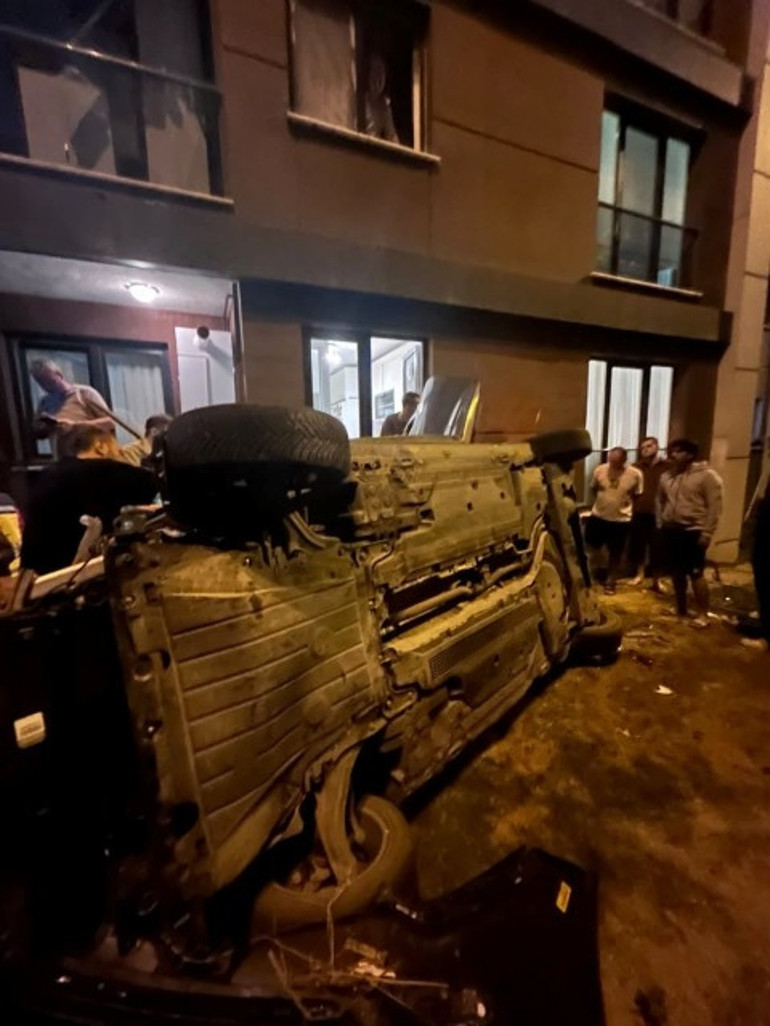 İstanbul’da feci kaza Binaya çarpan otomobil, 15 metre yükseklikten bahçeye düştü