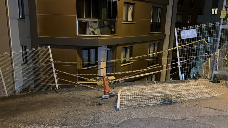 İstanbul’da feci kaza Binaya çarpan otomobil, 15 metre yükseklikten bahçeye düştü