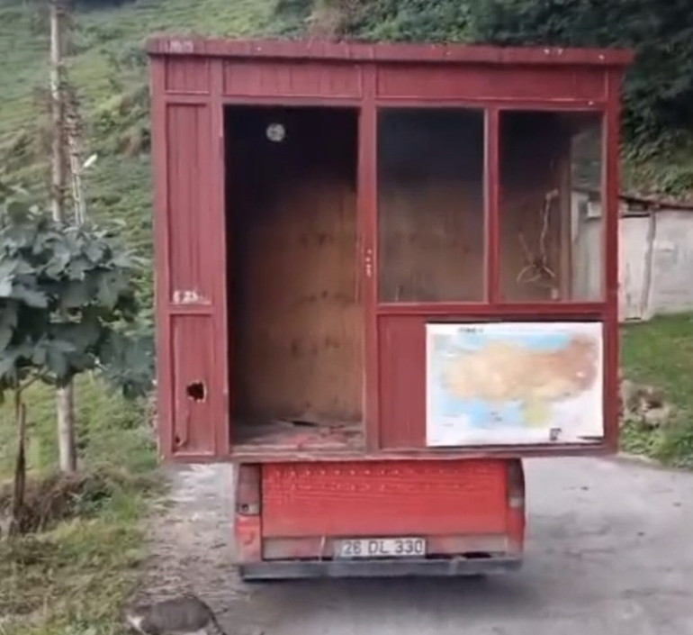 Karadeniz inadı işte böyle olur: Dik yokuşu kamyoneti geri geri sürerek çıktı