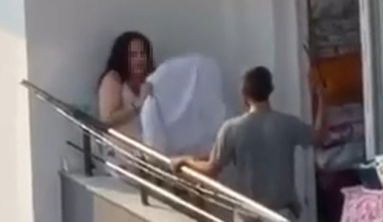 Adanada dehşet anları: Balkonda kadını sopayla dövüp saçından sürükledi