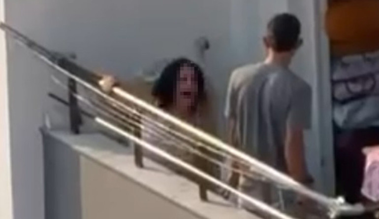 Adanada dehşet anları: Balkonda kadını sopayla dövüp saçından sürükledi