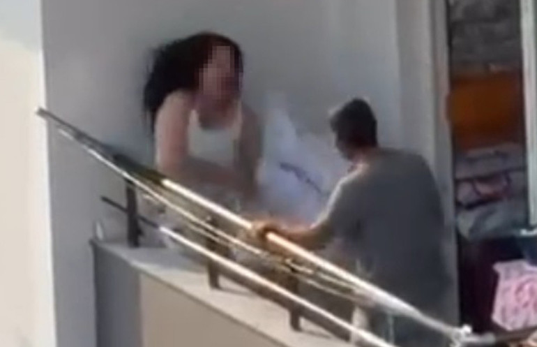 Adanada dehşet anları: Balkonda kadını sopayla dövüp saçından sürükledi