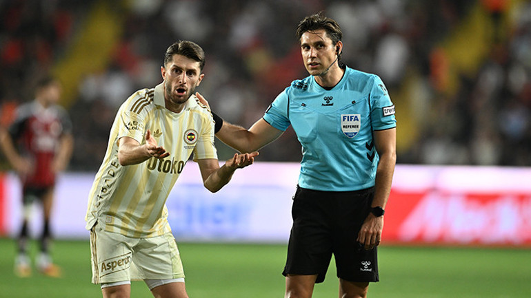 Gaziantep FK beraberliğinin ardından Fenerbahçeye eleştiri: Gaziantep’te tek ön libero olarak Meleke oynarken, Fenerbahçe’de üç tane ön libero vardı adeta